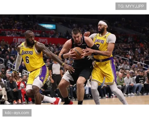 戈贝尔挡拆保护篮筐效率提升，内线防守成湖人核心盾牌